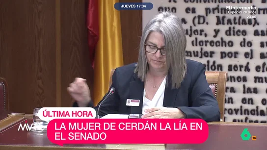 Cristina Pardo, al ver a la mujer de Cerdán con el móvil en el Senado: "A lo mejor estaba comprando en la web de El Corte Inglés" Cristina Pardo, al ver a la mujer de Cerdán con el móvil en el Senado: "A lo mejor estaba comprando en la web de El Corte Inglés"