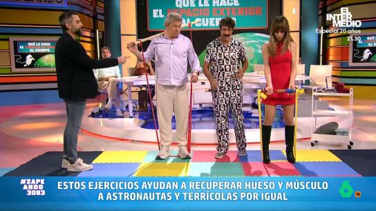 El fisioterapeuta comparte cuatro ejercicios muy sencillos en los que con solo un palo y una banda el&aacute;stica podr&aacute;s mejorar tu masa muscular en casa. 