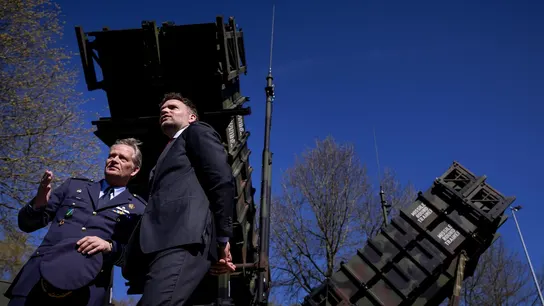 El secretario de Estado de Defensa de los Países Bajos, Derk Boswijk junto a un sistema de defensa antiaérea Patriot, procedente de EEUU. El secretario de Estado de Defensa de los Países Bajos, Derk Boswijk junto a un sistema de defensa antiaérea Patriot, procedente de EEUU.