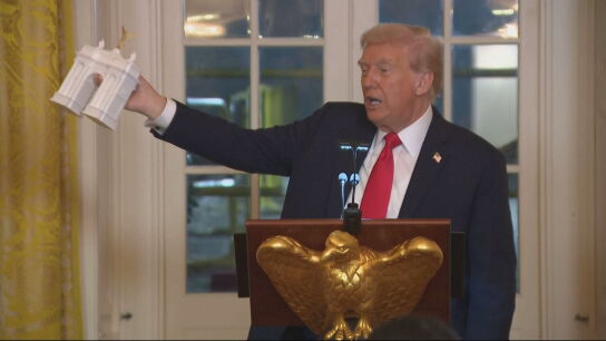 Donald Trump ense&ntilde;a una maqueta del arco del triunfo