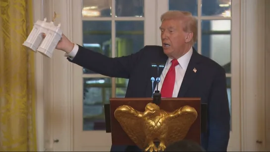 Donald Trump enseña una maqueta del arco del triunfo Donald Trump enseña una maqueta del arco del triunfo