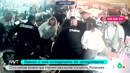 Policías convertidos en héroes: salvan a una mujer de morir atragantada en Pontevedra La señora estaba disfrutando de una merienda de chocolate con churros junto a su hija cuando se atragantó con un de los dulces. Por fortuna, en la cafetería había varios agentes de la Policía Nacional que acudieron en su ayuda.