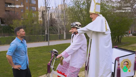 Gabriel Rufián es 'exorcizado' por el papa Wyoming: "Vade retro, catalán" El monaguillo 'Mateo' y el 'sumo pontífice' de la Iglesia Aznariana se han propuesto sabotear la fiesta que va a celebrar El Intermedio por su 20 aniversario. Pero en su camino hacia el Florida Park tendrán un dramático encuentro.