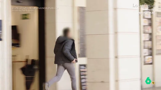 El arquitecto municipal que consiguió una VPP en Alicante sale corriendo al ver a Equipo de Investigación Equipo de Investigación graba cómo el arquitecto municipal que consiguió una de las viviendas protegidas de Alicante, a pesar de estar en la cola de la lista de espera, huye de las preguntas de los reporteros.