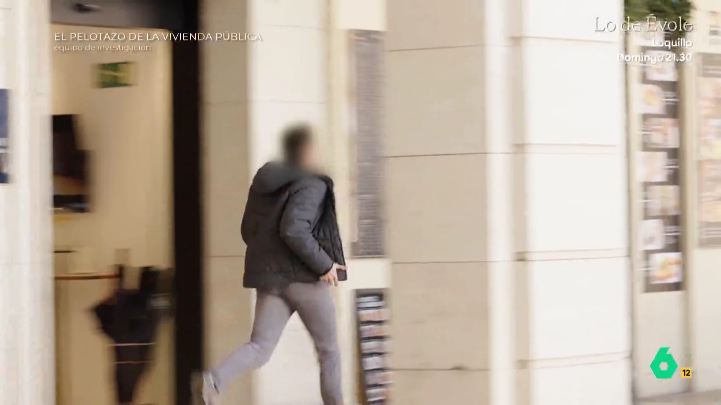 El arquitecto municipal que consiguió una VPP en Alicante sale corriendo al ver a Equipo de Investigación Equipo de Investigación graba cómo el arquitecto municipal que consiguió una de las viviendas protegidas de Alicante, a pesar de estar en la cola de la lista de espera, huye de las preguntas de los reporteros.