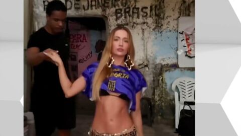 Una mujer se graba un v&iacute;deo en una favela de R&iacute;o de Janeiro