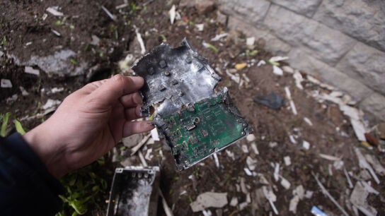 Restos de un dron ruso despu&eacute;s de alcanzar una vivienda en la ciudad ucraniana de Shostka el 19 de abril de 2026