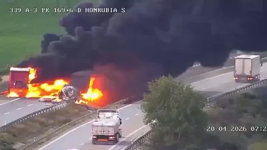 El incendio de dos camiones provoca el corte de la autovía A-3 a la altura de Honrubia (Cuenca) sentido Madrid El incendio de dos camiones provoca el corte de la autovía A-3 a la altura de Honrubia (Cuenca) sentido Madrid