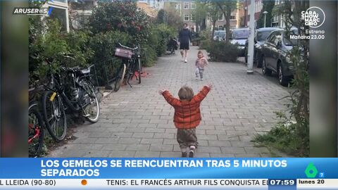 El emotivo reencuentro de dos beb&eacute;s gemelos tras estar separados solo cinco minutos