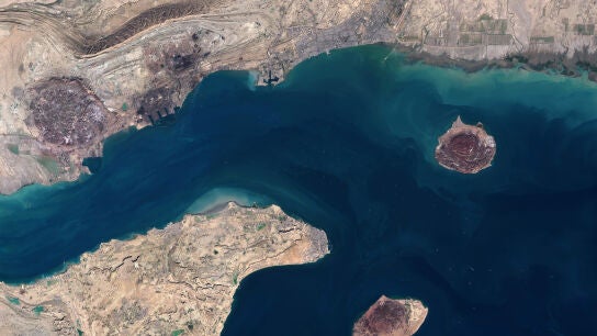 Vista satelital de la regi&oacute;n del estrecho de Ormuz, donde se ve Bandar Abbas, la isla Qeshm, Larak y Ormuz
