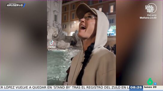 Katy Perry pasa de las monedas y sumerge su tarjeta de cr&eacute;dito en la Fontana di Trevi: "La sumerge y se le escapa"