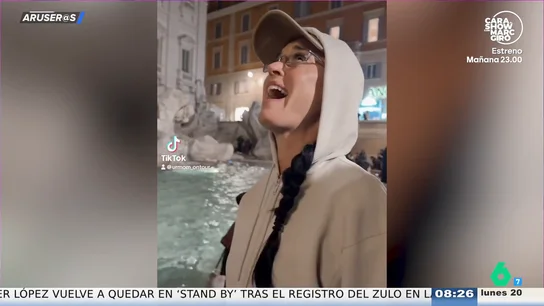 Katy Perry pasa de las monedas y sumerge su tarjeta de crédito en la Fontana di Trevi: "La sumerge y se le escapa" Katy Perry pasa de las monedas y sumerge su tarjeta de crédito en la Fontana di Trevi: "La sumerge y se le escapa"