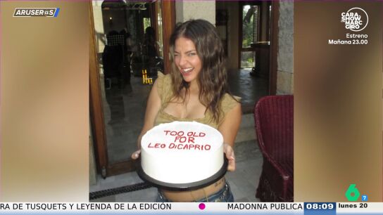 Laura Escanes celebra con Joan Verd&uacute; sus 30 a&ntilde;os con una divertida tarta: "Demasiado mayor para Leonardo Dicaprio"