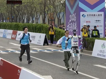 Robots humanoides compitiendo Robots humanoides compitiendo