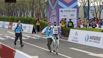 Robots humanoides compitiendo 