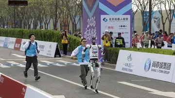 Robots humanoides compitiendo Robots humanoides compitiendo