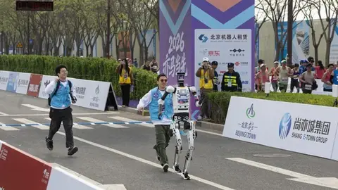 Robots humanoides compitiendo Robots humanoides compitiendo