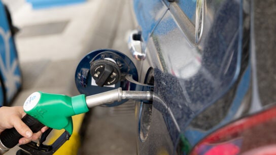 Repostaje en una gasolinera, a 3 de marzo de 2026, en Madrid (Espa&ntilde;a).