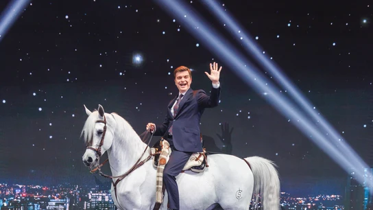 Marc Giró aparece a caballo en el plató de Cara al Show Marc Giró aparece a caballo en el plató de Cara al Show