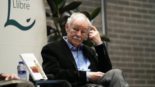 El escritor Eduardo Mendoza presenta la novela &lsquo;La intriga del funeral inconveniente&rsquo;, el 13 de abril de 2026, en Barcelona.