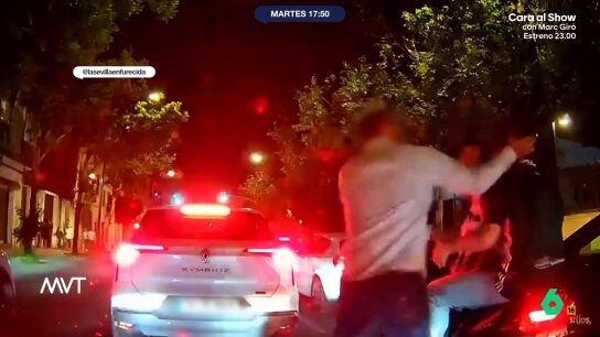 Las im&aacute;genes han sido captadas por la c&aacute;mara de un veh&iacute;culo, que fue testigo de la pelea. Los veh&iacute;culos estaban parados frente a un sem&aacute;foro en rojo cuando un ocupante de un coche se baja y agrede a un chico que va en una moto. 