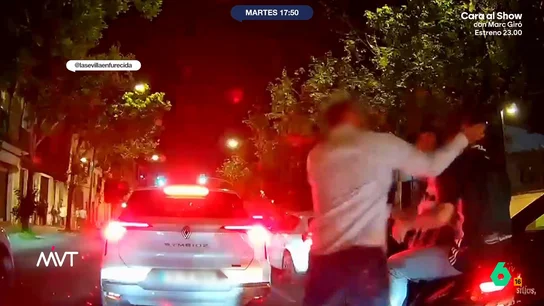 Una discusión en un semáforo acaba en una pelea multitudinaria en Sevilla: podría haber sido ocasionada por el fútbol Las imágenes han sido captadas por la cámara de un vehículo, que fue testigo de la pelea. Los vehículos estaban parados frente a un semáforo en rojo cuando un ocupante de un coche se baja y agrede a un chico que va en una moto.