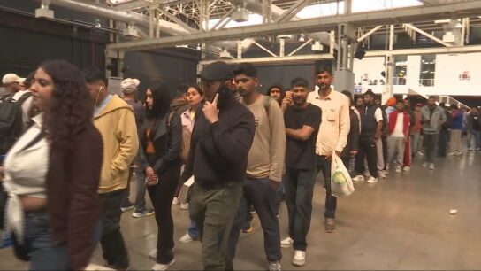 Miles de persona hacen cola para pedir el certificado de vulnerabilidad