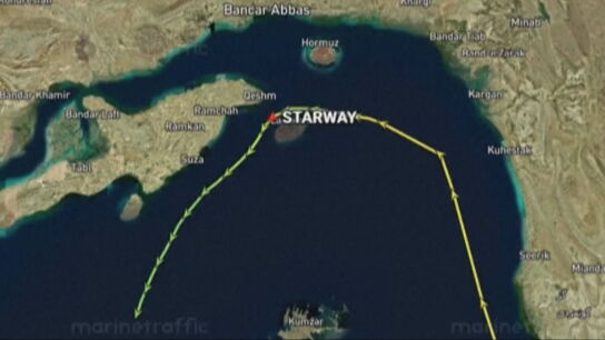 La batalla marítima en Ormuz: Irán asegura que sus barcos surcan el estrecho mientras Trump sigue asaltando buques