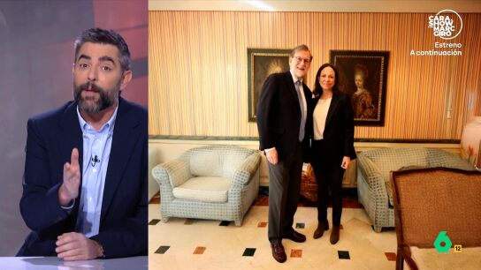 Dani Mateo reacciona en este v&iacute;deo a la foto de Mar&iacute;a Corina Machado con Rajoy en pleno juicio a la 'kitchen': "No ten&iacute;a un error de c&aacute;lculo as&iacute; desde que se compr&oacute; un traje presidencial cuando se enter&oacute; de que Trump hab&iacute;a secuestrado a Maduro".