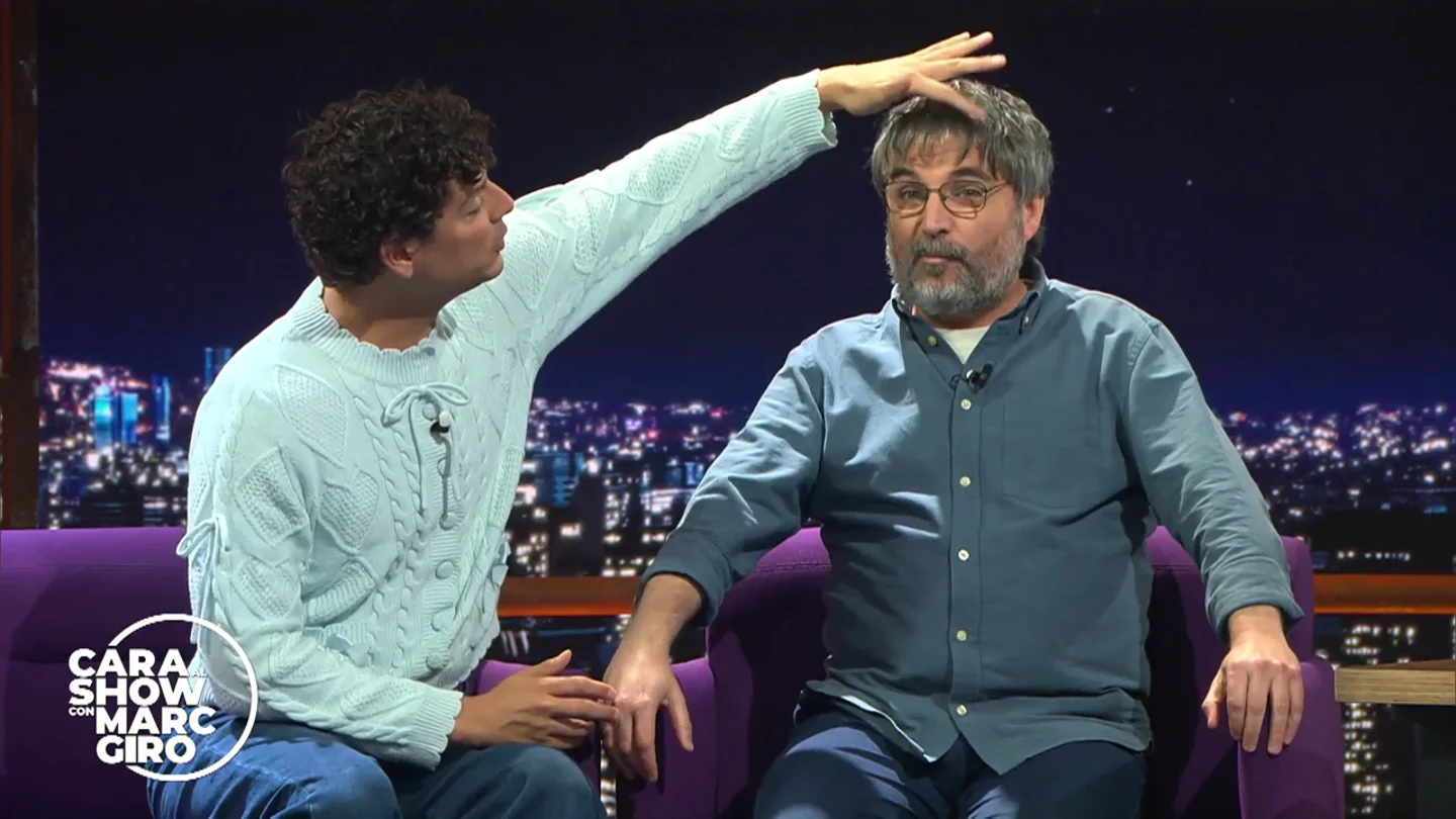 Eduardo Casanova confiesa que se ha "encargado de homosexualizar" a Jordi Évole: "Lleva el pelo como Máximo Huerta en Ana Rosa" Eduardo Casanova confiesa que se ha "encargado de homosexualizar" a Jordi Évole: "Lleva el pelo como Máximo Huerta en Ana Rosa"