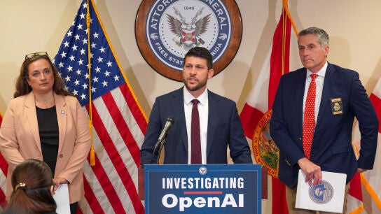 El fiscal general de Florida, James Uthmeier (c), hablando durante una rueda de prensa sobre la investigaci&oacute;n de Open AI este martes, en Tallahassee.