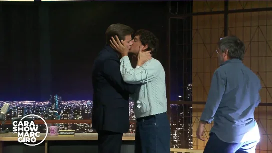 Los momentazos de Cara al Show: del beso de Eduardo Casanova a Marc Giró al problema de altura de Jordi Évole Los momentazos de Cara al Show: del beso de Eduardo Casanova a Marc Giró al problema de altura de Jordi Évole