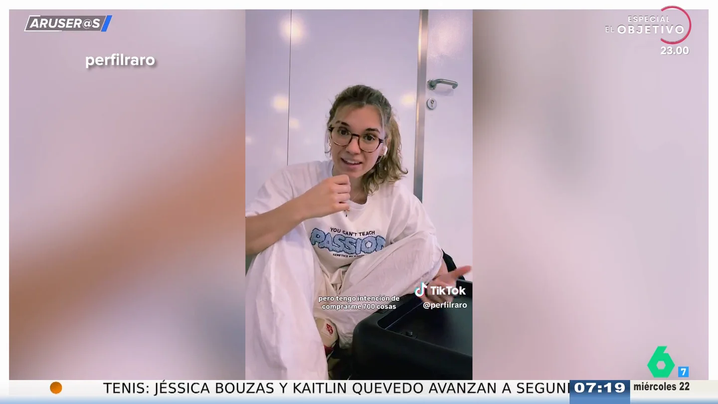 Una tiktoker española, retenida en el aeropuerto por viajar con una maleta vacía: "Os juro que no llevo ni navajas ni explosivos" Una tiktoker española, retenida en el aeropuerto por viajar con una maleta vacía: "Os juro que no llevo ni navajas ni explosivos"