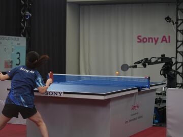 Una jugadora de ping-pong compitiendo contra el robot Ace