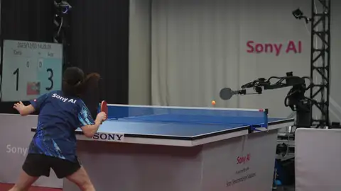 Una jugadora de ping-pong compitiendo contra el robot Ace Una jugadora de ping-pong compitiendo contra el robot Ace