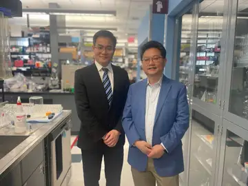 Los investigadores Yilai Shu (izquierda), de la Universidad de Fudan, y Zheng-Yi Chen (derecha), científico asociado del Mass Eye and Ear de Boston Los investigadores Yilai Shu (izquierda), de la Universidad de Fudan, y Zheng-Yi Chen (derecha), científico asociado del Mass Eye and Ear de Boston