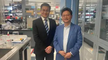 Los investigadores Yilai Shu (izquierda), de la Universidad de Fudan, y Zheng-Yi Chen (derecha), científico asociado del Mass Eye and Ear de Boston Los investigadores Yilai Shu (izquierda), de la Universidad de Fudan, y Zheng-Yi Chen (derecha), científico asociado del Mass Eye and Ear de Boston