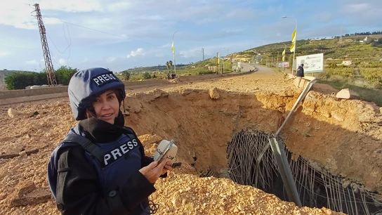 La periodista libanesa Amal Khalil, informando cerca de un puente destruido en Qasmiyeh, Líbano, el domingo 22 de marzo de 2026 La periodista libanesa Amal Khalil, informando cerca de un puente destruido en Qasmiyeh, Líbano, el domingo 22 de marzo de 2026
