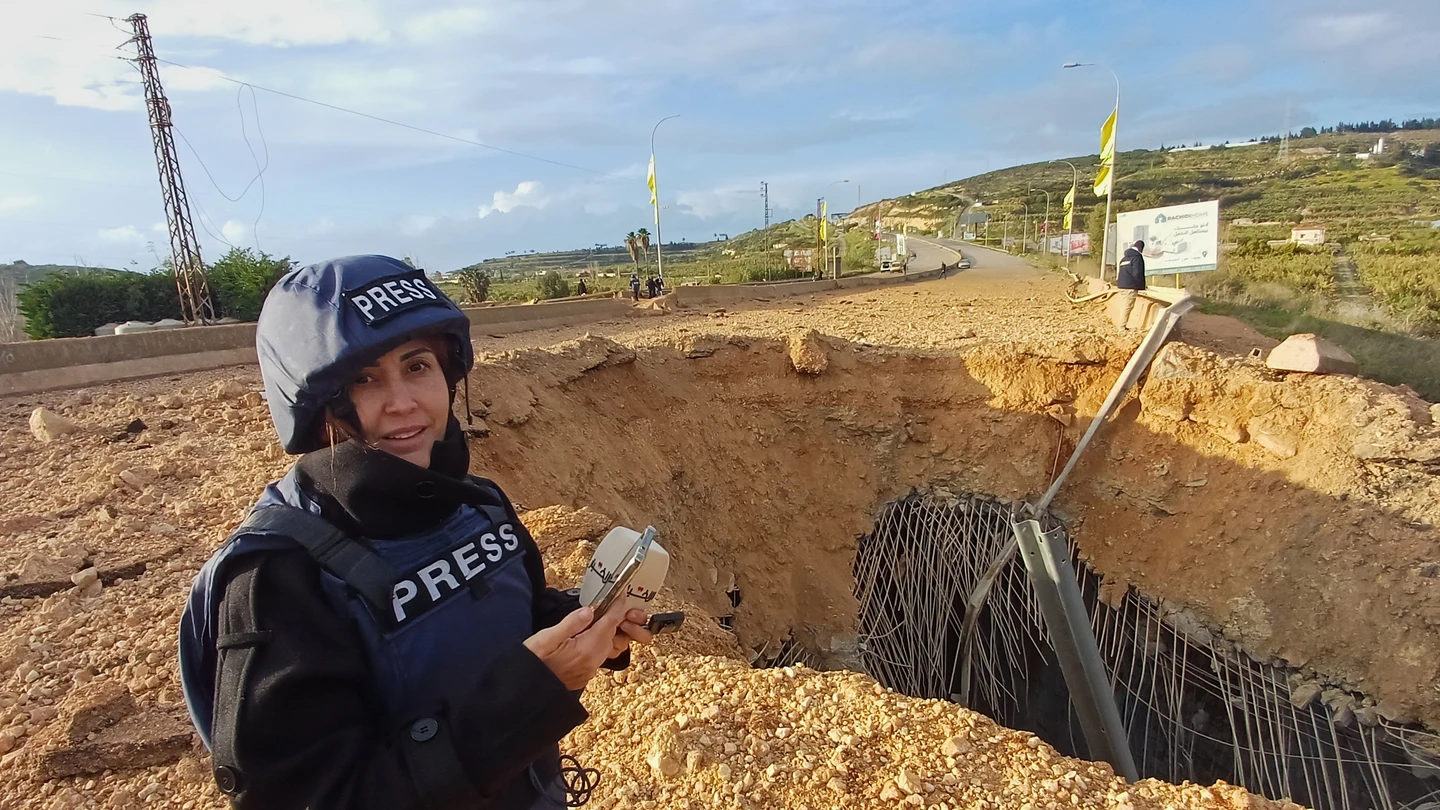 La periodista libanesa Amal Khalil, informando cerca de un puente destruido en Qasmiyeh, Líbano, el domingo 22 de marzo de 2026 La periodista libanesa Amal Khalil, informando cerca de un puente destruido en Qasmiyeh, Líbano, el domingo 22 de marzo de 2026