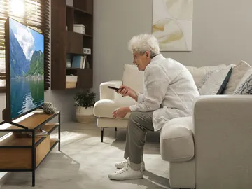 Persona mayor viendo la televisión Persona mayor viendo la televisión