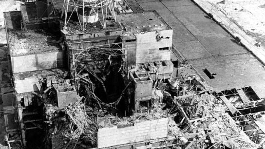 El reactor 4 de Chern&oacute;bil tras la explosi&oacute;n del 26 de abril de 1986. 