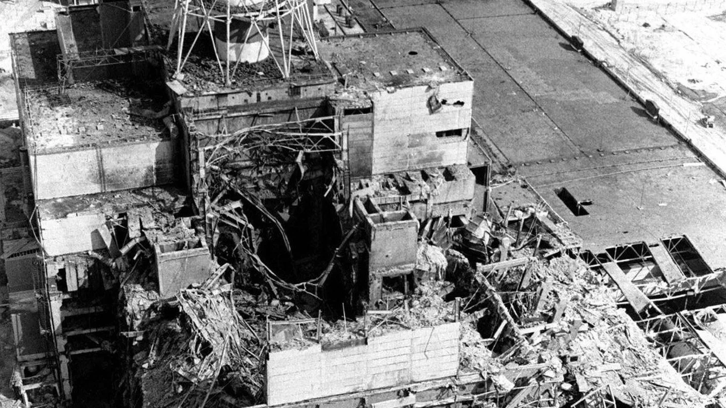 El reactor 4 de Chernóbil tras la explosión del 26 de abril de 1986. El reactor 4 de Chernóbil tras la explosión del 26 de abril de 1986.
