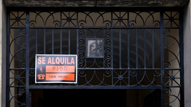 Un cartel de &lsquo;SE ALQUILA&rsquo;, a 9 de abril de 2026, en Madrid (Espa&ntilde;a).