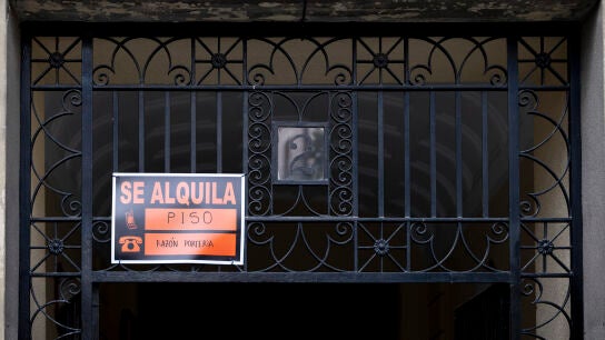 Un cartel de &lsquo;SE ALQUILA&rsquo;, a 9 de abril de 2026, en Madrid (Espa&ntilde;a).