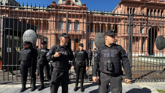 Integrantes de la Polic&iacute;a Federal de Argentina custodian en la entrada de la Casa Rosada este jueves, en Buenos Aires (Argentina)