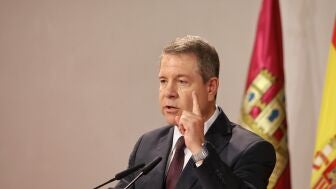 El Presidente de la Junta de Comunidades de Castilla-La Mancha, Emiliano Garc&iacute;a-Page, durante un acto