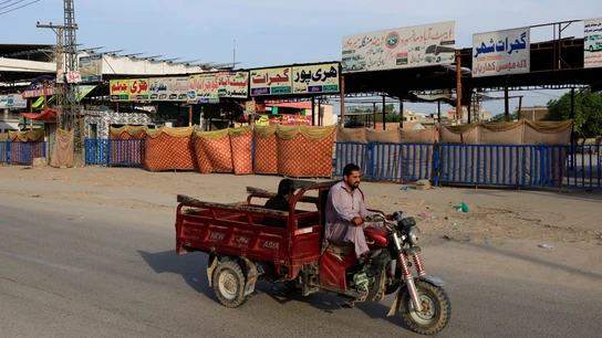 Un hombre viaja en triciclo, pasando junto a terminales de autobuses cerradas, tras la suspensión del transporte y el cierre de mercados por motivos de seguridad en Islamabad Un hombre viaja en triciclo, pasando junto a terminales de autobuses cerradas, tras la suspensión del transporte y el cierre de mercados por motivos de seguridad en Islamabad