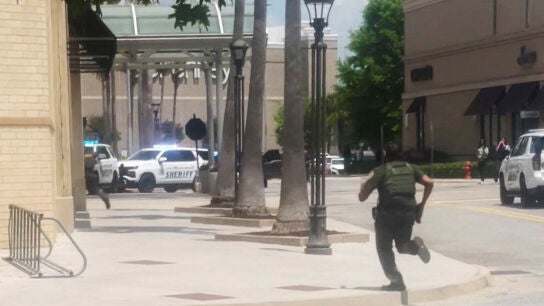 Un agente corre para llegar al centro comercial Mall of Louisiana, donde ha habido un tiroteo, en Baton Rouge, Louisiana, EEUU, el 23 de abril.