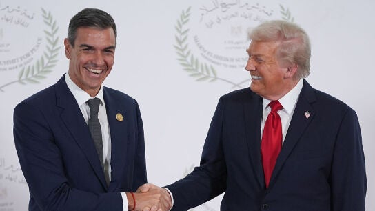 S&aacute;nchez y Trump se dan la mano en la cumbre de octubre de 2025 en Egipto.