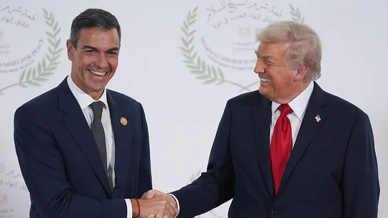 Sánchez y Trump se dan la mano en la cumbre de octubre de 2025 en Egipto. Sánchez y Trump se dan la mano en la cumbre de octubre de 2025 en Egipto.